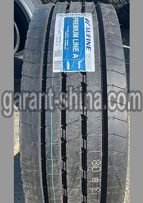 Aufine Premium Line A (рулевая) 315/70 R22.5 156/150L 18PR - Фото протектора с этикеткой вблизи на улице